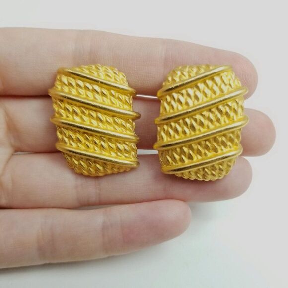Vintage Retro Gold Tone Clip On Earrings, Textured Rectangle Shape, Funky 80s - Picture 1 of 6